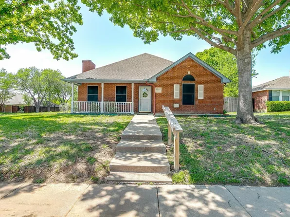 1301 Highcrest Dr, Burleson, TX 76028