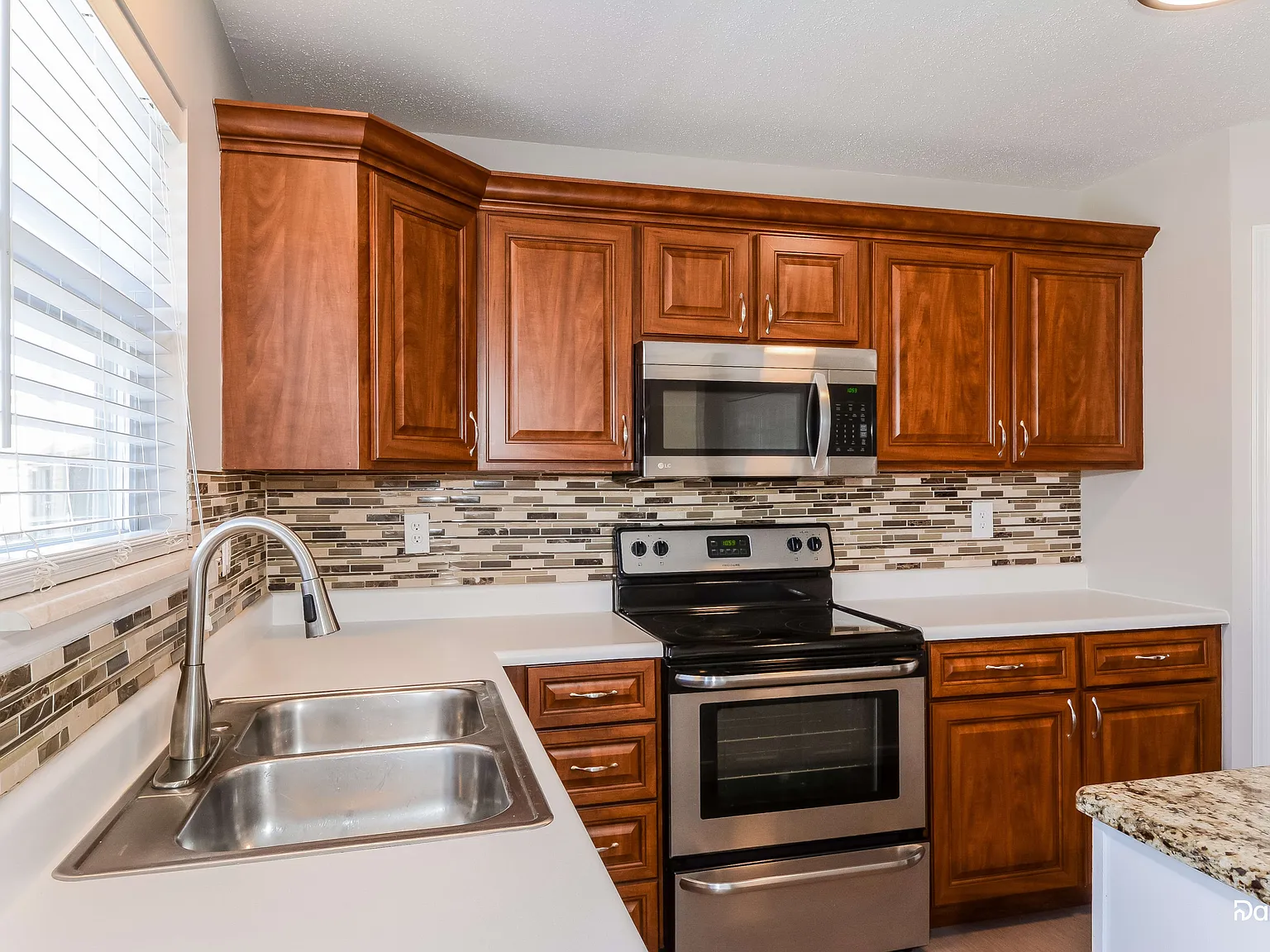 3 bed, 3.0 bath, 2430 sqft, $2,625 — Photo 2