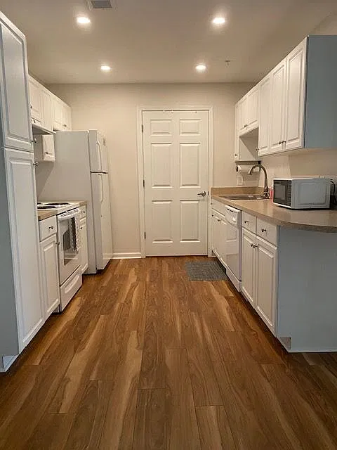 2 bed, 2.0 bath, 1111 sqft, $2,000 — Photo 2