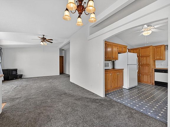 4th image of 826 NE Shoshone Dr