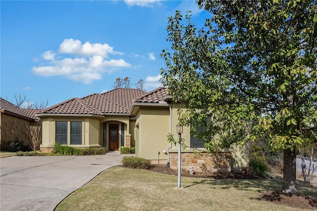 3 bed, 2.0 bath, 2150 sqft, $2,995 — Photo 1