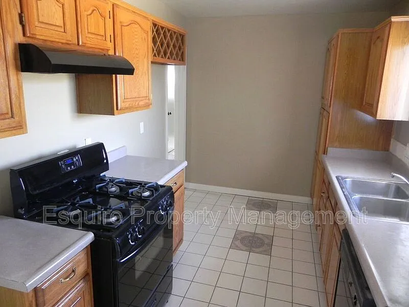 3 bed, 2.0 bath, 1071 sqft, $3,295 — Photo 3