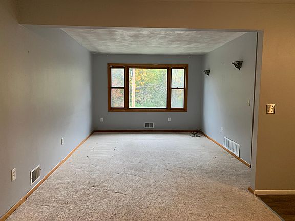 4th image of 28 Phinn Ave #1