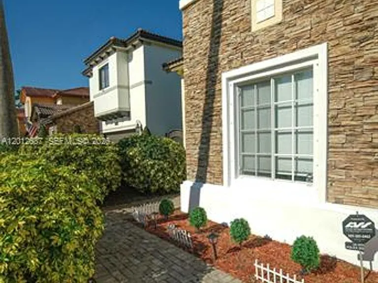 1751 SW 154th Path — Photo 2