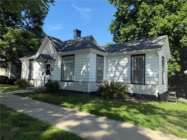 610 N 5th St, Atchison, KS 66002