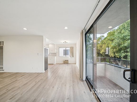 4th image of 7548 Hampton Ave #301