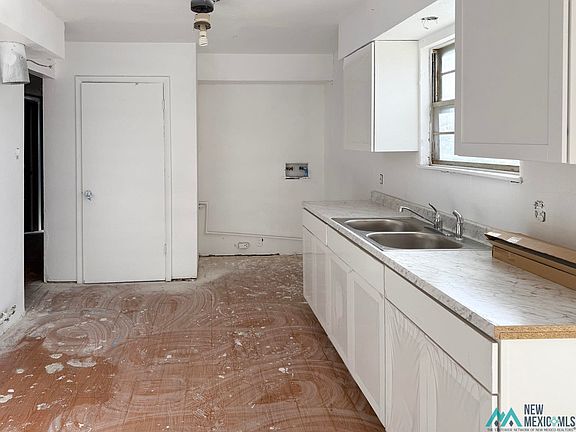 5th image of 929 Pecos St