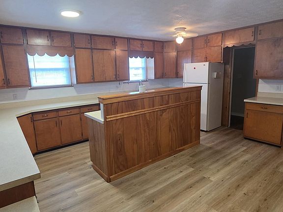 5th image of 258 East Dr