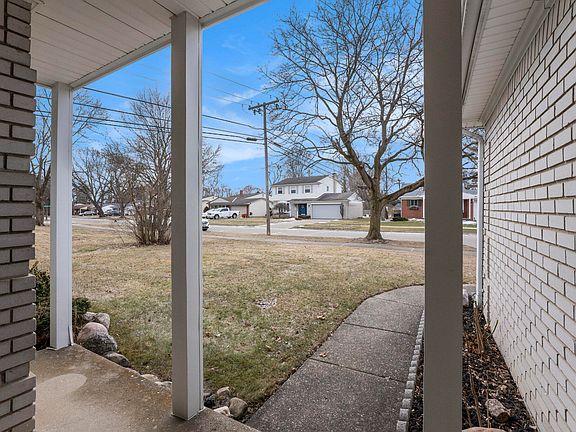 3rd image of 41630 Greenbriar Ln