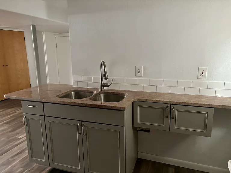 417 1/2 E Locust St — Photo 3