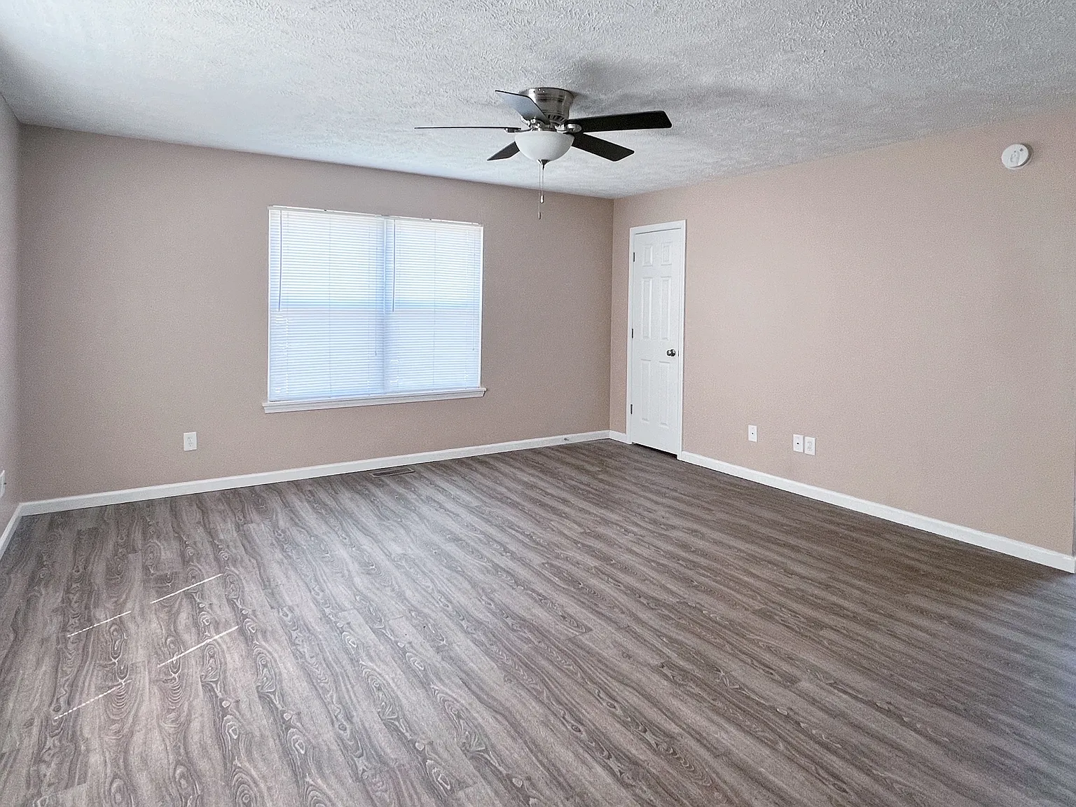 3 bed, 2.5 bath, 1200 sqft, $1,375 — Photo 3