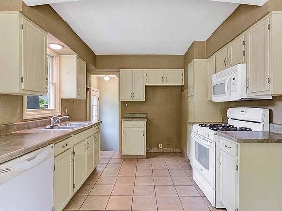 3rd image of 4285 S Hills Dr