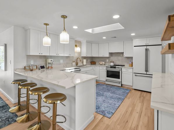 86 Sherwood Ter, Portsmouth, RI 02871