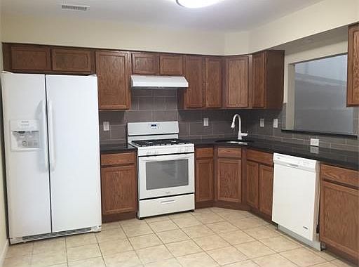 3rd image of 33 Canterbury Cir