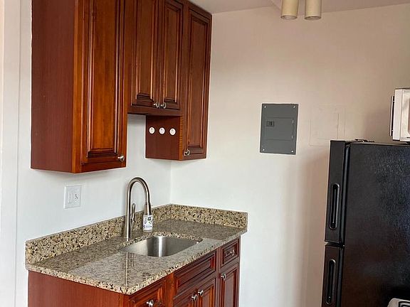 4th image of 940 25th St NW #806