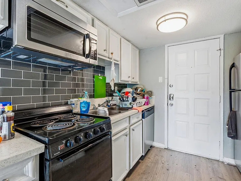 2910 Medical Arts St #106 — Photo 8