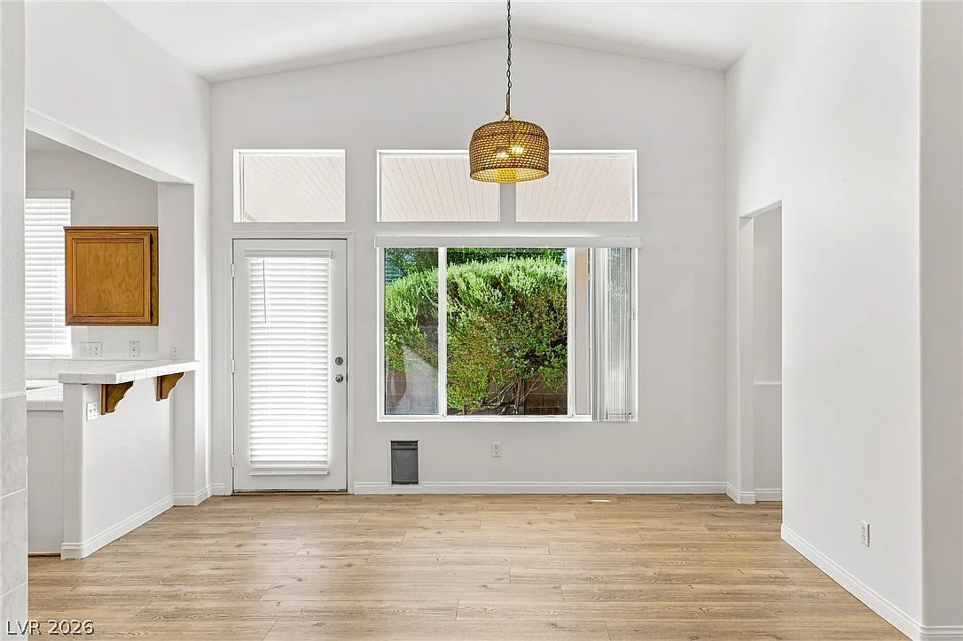 3 bed, 2.0 bath, 1273 sqft, $2,200 — Photo 4