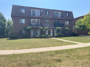 1208 Whispering Hills Ct APT 1A, Naperville, IL 60540