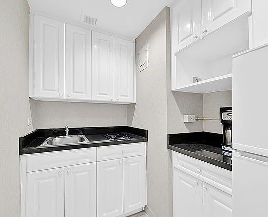 5th image of 111 E 56th St #1202