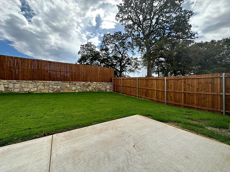 2533 Creekbend Dr — Photo 9