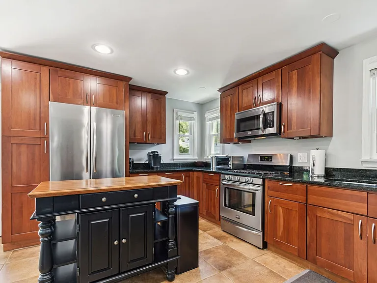 9909 Gardiner Ave — Photo 5
