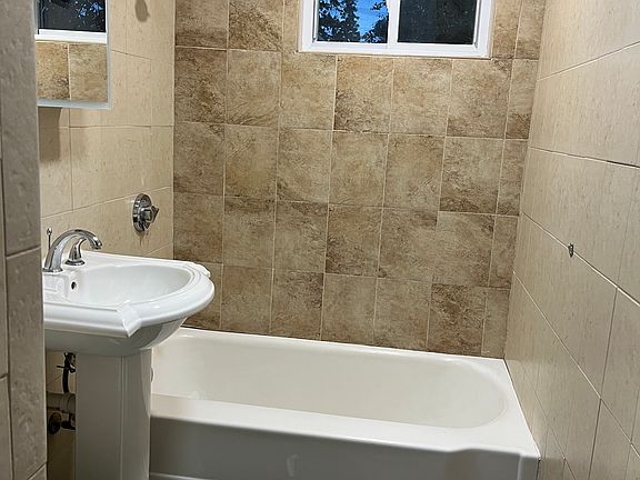 5th image of 2 Washington Street Pl #2