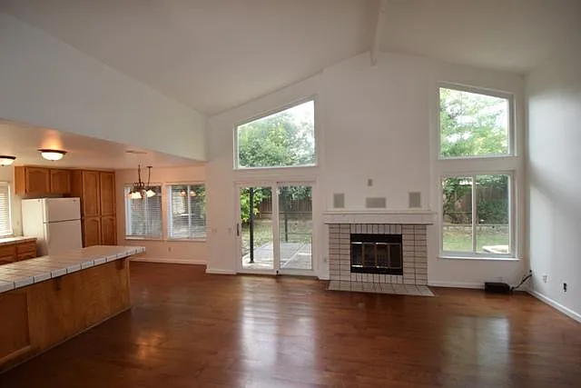 3 bed, 1321 sqft, $2,550 — Photo 2