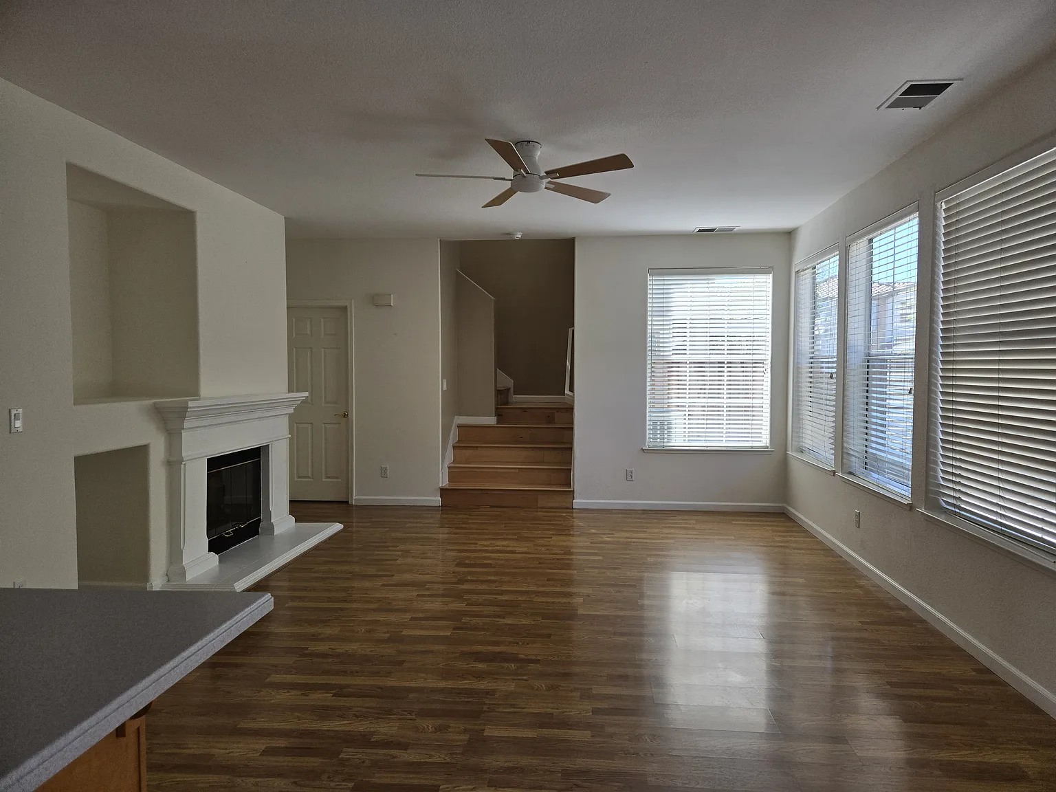 4 bed, 2.5 bath, 2069 sqft, $4,800 — Photo 4