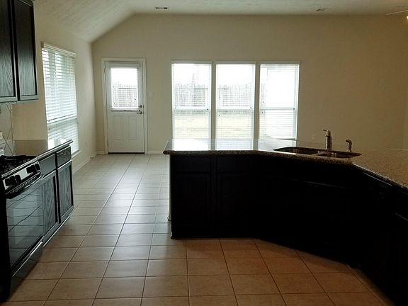 Kitchen & Breakfast Area
