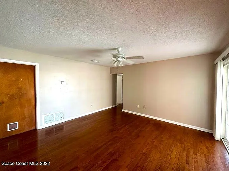 1660 Neptune Dr — Photo 8