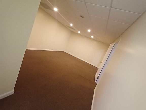 3rd image of 1001 Parkwood Cir
