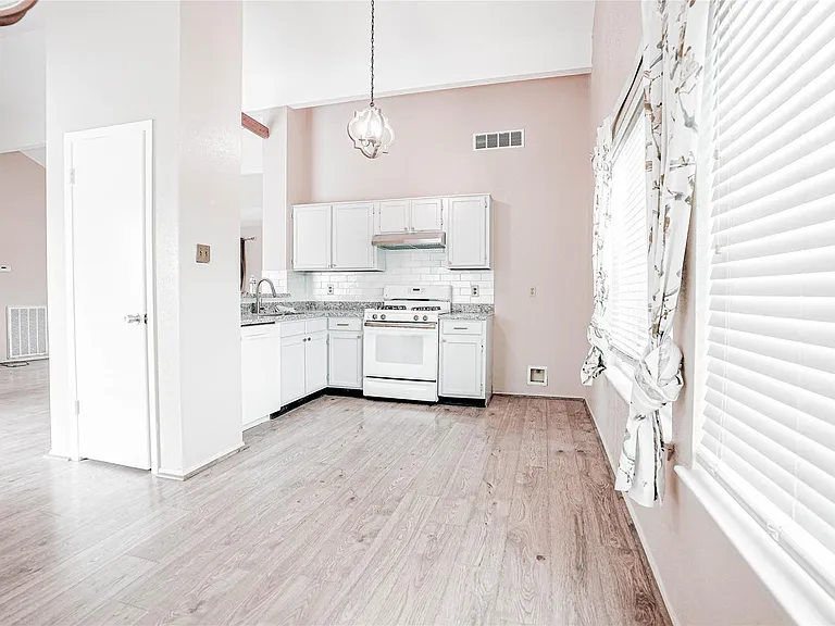 1103 W Brompton Dr — Photo 10