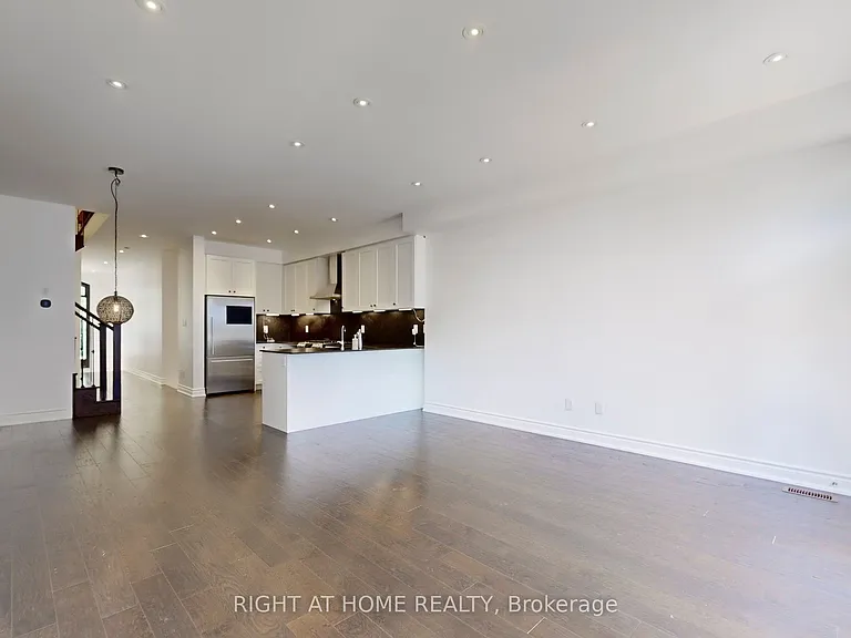 31 Lady Evelyn Cres — Photo 12