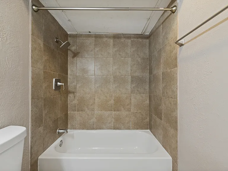 17615 Autumn Hills Dr — Photo 27