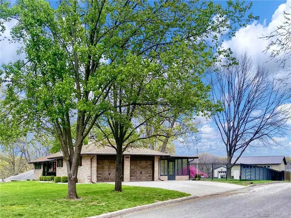 3023 S Santa Fe Rd, Independence, MO 64055