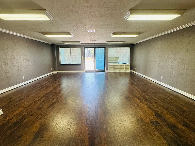 2905 Nederland Ave — Photo 3