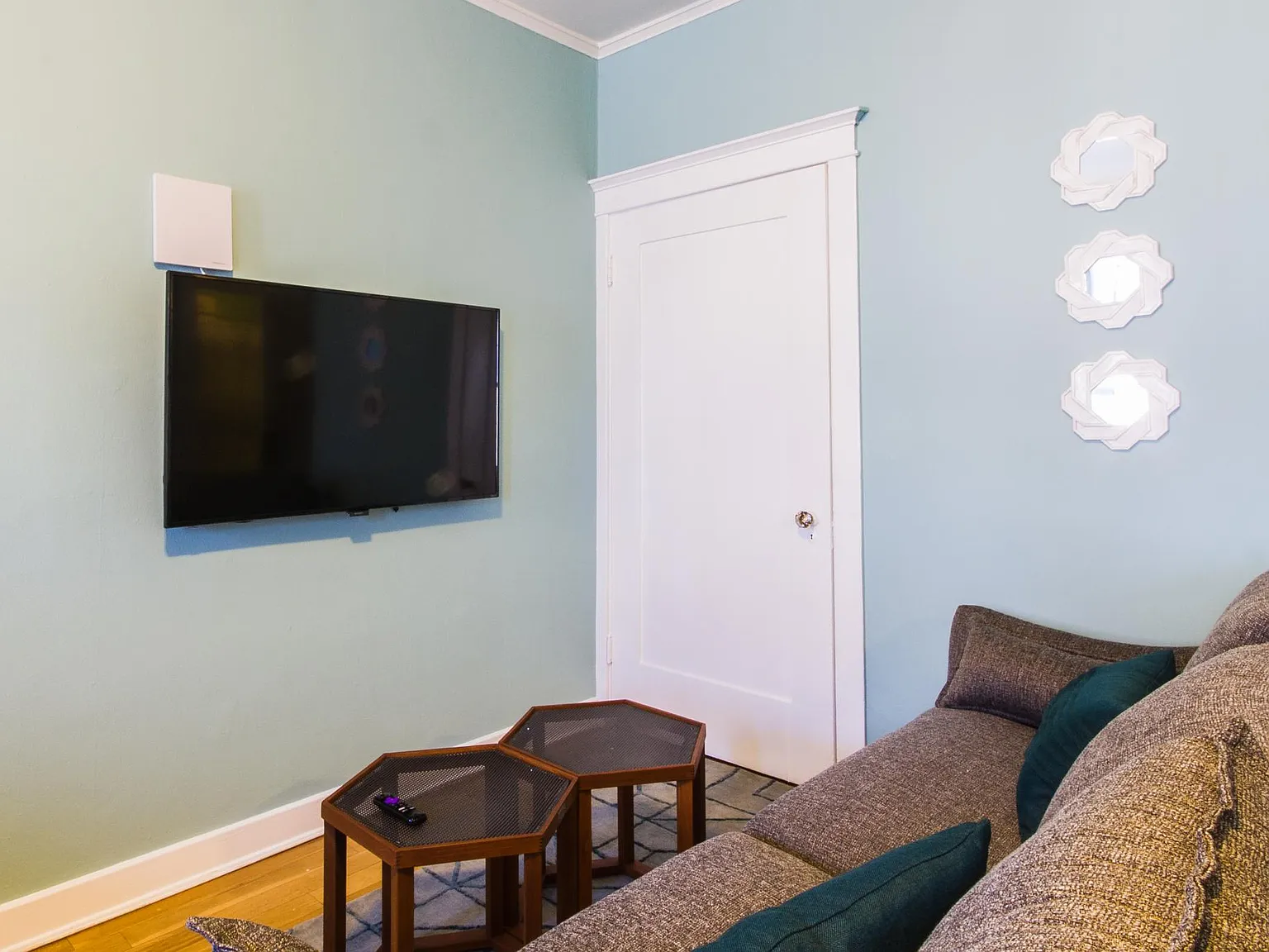 Studio, 400 sqft, $1,900 — Photo 3