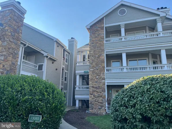 13085 Autumn Woods Way APT 204, Fairfax, VA 22033
