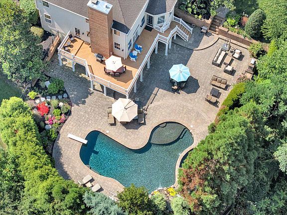 3rd image of 7 Tucker Ct