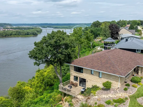 1045 Hiawatha Dr, East Dubuque, IL 61025