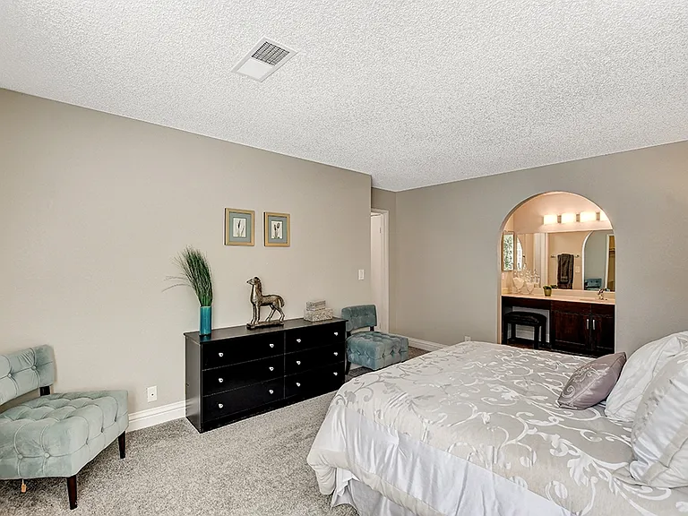 Breakers Apartments — Photo 9