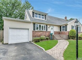 594 Center Chicot Ave, West Islip, NY 11795