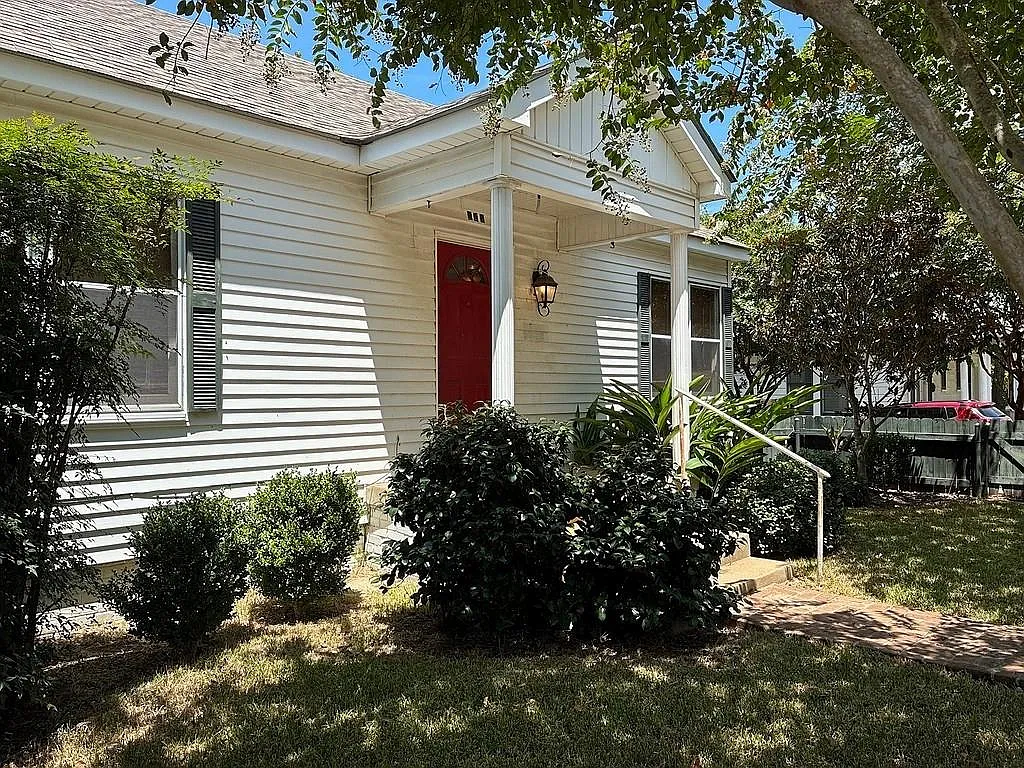 2 bed, 1.0 bath, 996 sqft, $1,700 — Photo 1