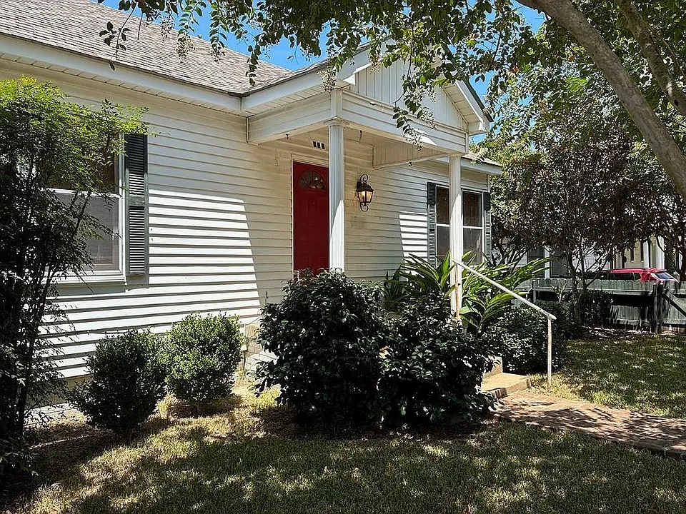102 W Tom Green St