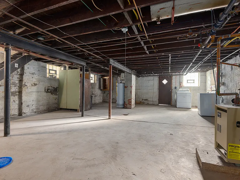 326 Anthony St — Photo 24