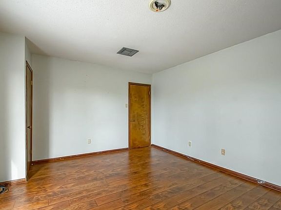 5th image of 525 Stewart Ave