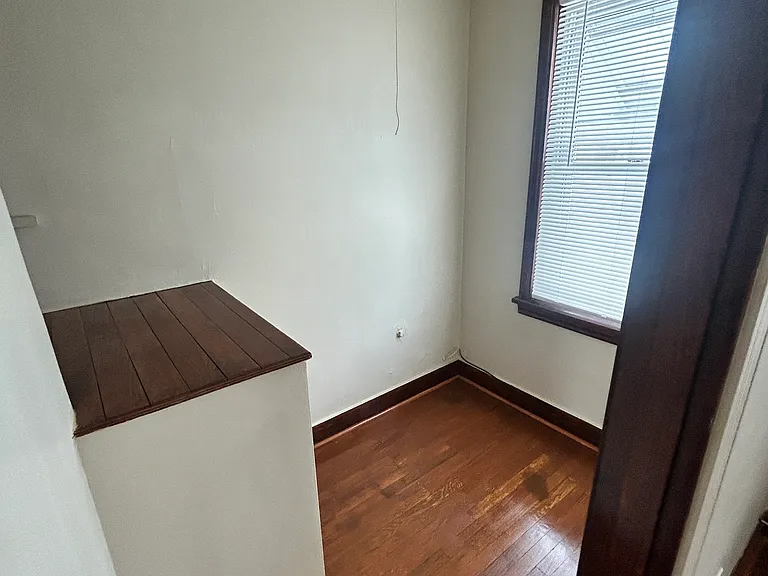 Masterbed walkin closet
