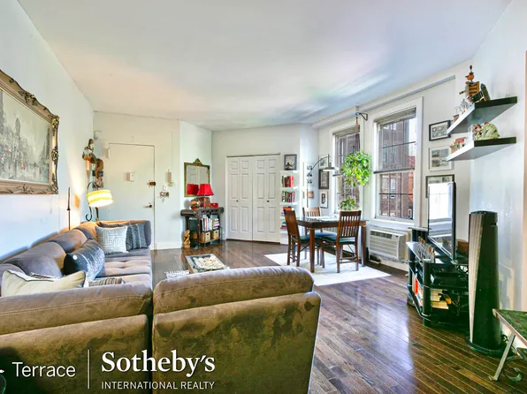 10 Station Square image 1 of 16