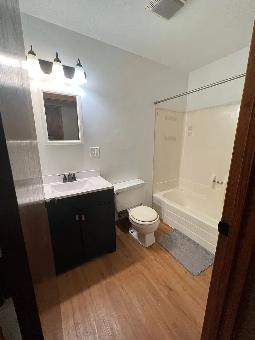220 S Holly — Photo 4