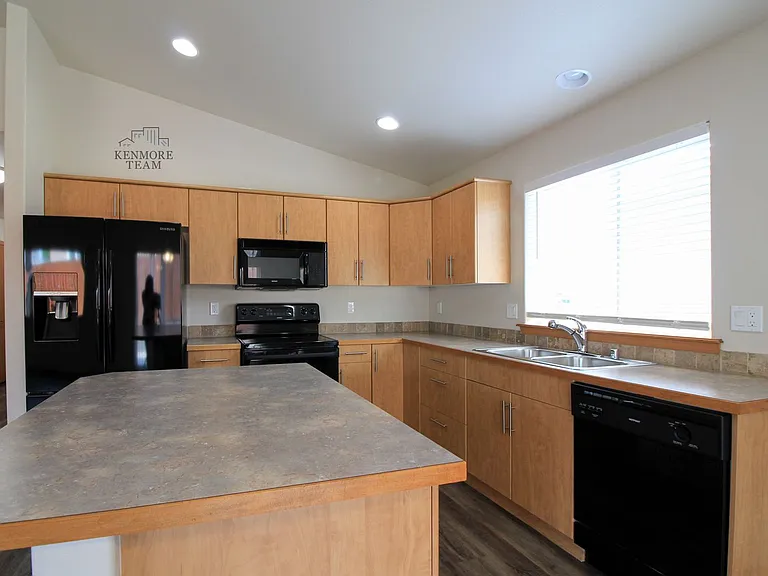 1683 Cactus Loop — Photo 2